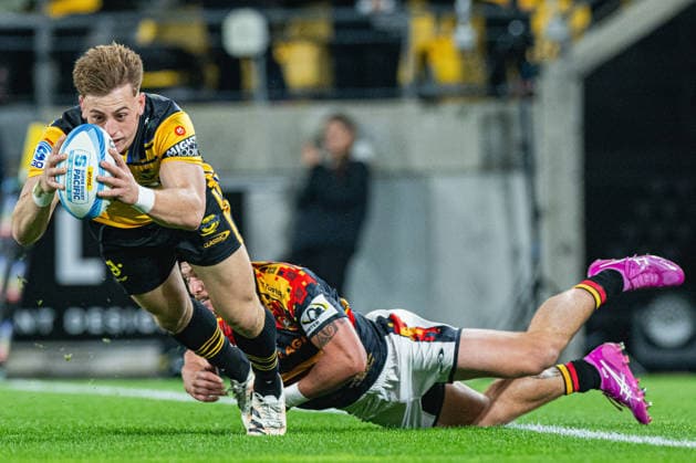 June 20, 2026, Wellington, Wellington City, New Zealand: Super Rugby Pacific 2026 Final: Hurricanes v Chiefs: June 20th, 2026, Wellington, Wellington City, New Zealand: Hurricanes player Josh Moorby (right 14) dives over to score a try during the Super Rugby Pacific Final 2026 fixture between the Hurricanes and the Chiefs at the Hnry Stadium in Wellington. Super Rugby Pacific 2026 Final: Hurricanes V Chiefs  - ZUMAf189 20260620_zsp_f189_013 Copyright: xJamesxFoyx