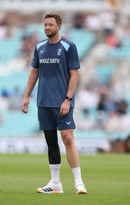 Injured Ollie Robinson seen with his right leg wrapped England v New Zealand, Second Test, Day Four, Rothesay Test Match Series, Cricket, The Kia Oval, London, UK - 20 Jun 2026London Kia Oval United Kingdom EDITORIAL USE ONLY No use with unauthorised audio, video, data, fixture lists, club league logos or live services. Online in-match use limited to 120 images, no video emulation. No use in betting, games or single club league player publications.  Copyright: xKieranxMcManus Shutterstockx 16928966g