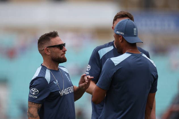 England v New Zealand, International Test Match 2026 England Head Coach Brendon McCullum flicks England Opening Batter Emilio Gay (52) ear during the International Test Match 2026 match between England and New Zealand at the Oval, London, UK on 20 June 2026. London Oval London UK Editorial use only , Copyright: xChrisxFoxwellx PSI-24390-0009