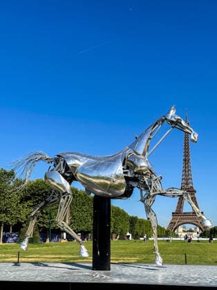 Zeus, le cheval métallique de la cérémonie d ouverture des Jeux Olympiques Paris 2024, lors de la 12ème édition Longines Paris Eiffel Jumping au pied de la Tour Eiffel sur le Champ-de-Mars à Paris, France, le 20 juin 2026. Valérian Wagner Bestimage Zeus, the metallic horse of the opening ceremony of the Paris 2024 Olympic Games, Olympische Spiele, Olympia, OS during the 12th edition of the Longines Paris Eiffel Jumping at the foot of the Eiffel Tower on the Champ-de-Mars in Paris, France, on June 20, 2026. Paris France  Copyright: xValÃ rianxWagner BestimagexValÃ rianxWagner Bestimagex