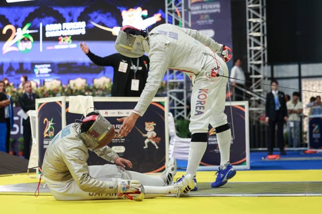 June 19, 2026, New Delhi, Delhi, India: Mao Kokubo of Japan got injured during Oh Sanguk of South Korea vs. Mao Kokubo of Japan, Asian Senior Fencing Championships 2026 (Men s Sabre) at Bharat Mandapam Convention Centre, New Delhi, India on 19th June 2026. New Delhi India - ZUMAd207 20260619_zsp_d207_328 Copyright: xAvijitxDasx