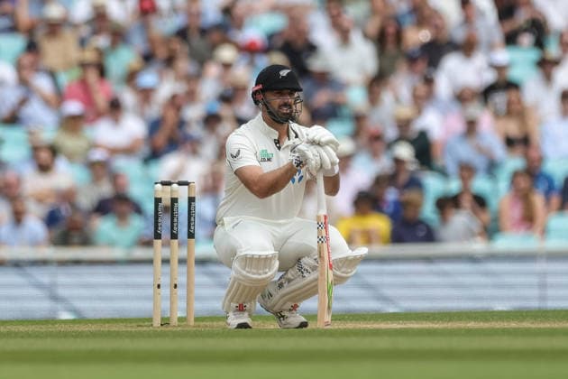 2nd Rothesay Test Match Day 4 England v New Zealand Daryl Mitchell of New Zealand crouches during the 2nd Rothesay Test Match Day 4 match England vs New Zealand at The Kia Oval, London, United Kingdom on 20 June 2026 (Photo by Mark Cosgrove News Images) London The Kia Oval London United Kingdom Copyright: xMarkxCosgrove NewsxImagesx