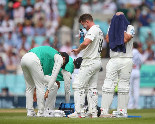 LONDON, ENGLAND - JUNE 20: Henry Nicholls of New Zealand (R) waits for treatment for a hand injury after being struck by the ball during day 4 of the 2nd Rothesay Test Match between England and New Zealand at The Kia Oval on June 20, 2026 in London, England.  Copyright: xJayxPatel SPPx Sportspressphoto_SPR171340
