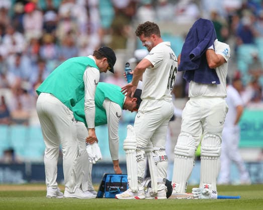 LONDON, ENGLAND - JUNE 20: Henry Nicholls of New Zealand (R) waits for treatment for a hand injury after being struck by the ball during day 4 of the 2nd Rothesay Test Match between England and New Zealand at The Kia Oval on June 20, 2026 in London, England.  Copyright: xJayxPatel SPPx Sportspressphoto_SPR171341