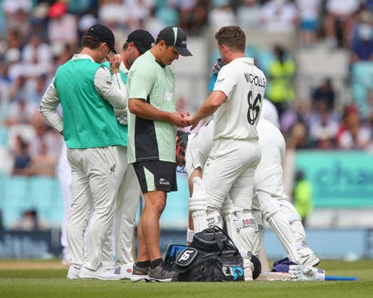 LONDON, ENGLAND - JUNE 20: Henry Nicholls of New Zealand (R) receives treatment for a hand injury after being struck by the ball during day 4 of the 2nd Rothesay Test Match between England and New Zealand at The Kia Oval on June 20, 2026 in London, England.  Copyright: xJayxPatel SPPx Sportspressphoto_SPR171342
