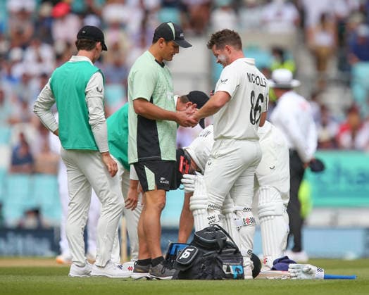 LONDON, ENGLAND - JUNE 20: Henry Nicholls of New Zealand (R) receives treatment for a hand injury after being struck by the ball during day 4 of the 2nd Rothesay Test Match between England and New Zealand at The Kia Oval on June 20, 2026 in London, England.  Copyright: xJayxPatel SPPx Sportspressphoto_SPR171343