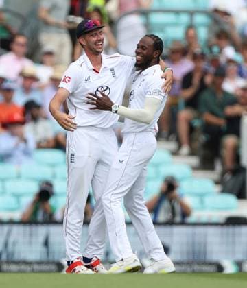 Jofra Archer of England celebrates with Josh Tongue after taking the wicket of Henry Nicholls England v New Zealand, Second Test, Day Four, Rothesay Test Match Series, Cricket, The Kia Oval, London, UK - 20 Jun 2026London Kia Oval United Kingdom EDITORIAL USE ONLY No use with unauthorised audio, video, data, fixture lists, club league logos or live services. Online in-match use limited to 120 images, no video emulation. No use in betting, games or single club league player publications.  Copyright: xKieranxMcManus Shutterstockx 16928966k