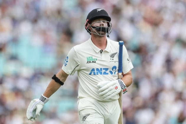 2nd Rothesay Test Match Day 4 England v New Zealand Henry Nicholls of New Zealand leaves the field of play after being dismissed for 121 during the 2nd Rothesay Test Match Day 4 match England vs New Zealand at The Kia Oval, London, United Kingdom on 20 June 2026 (Photo by Mark Cosgrove News Images) London The Kia Oval London United Kingdom Copyright: xMarkxCosgrove NewsxImagesx