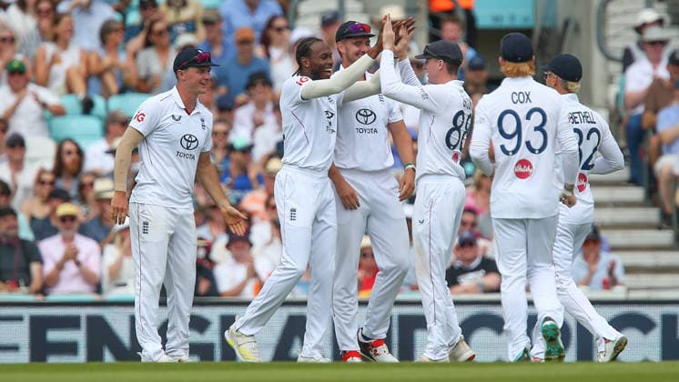 LONDON, ENGLAND - JUNE 20: WICKET 261-4. Players of England celebrate with wicket taker Jofra Archer after Henry Nicholls of New Zealand is out caught behind for 121 runs during day 4 of the 2nd Rothesay Test Match between England and New Zealand at The Kia Oval on June 20, 2026 in London, England.  Copyright: xJayxPatel SPPx Sportspressphoto_SPR171350