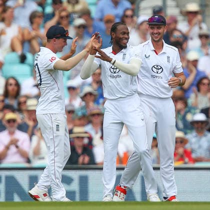 LONDON, ENGLAND - JUNE 20: WICKET 261-4. Players of England celebrate with wicket taker Jofra Archer after Henry Nicholls of New Zealand is out caught behind for 121 runs during day 4 of the 2nd Rothesay Test Match between England and New Zealand at The Kia Oval on June 20, 2026 in London, England.  Copyright: xJayxPatel SPPx Sportspressphoto_SPR171351