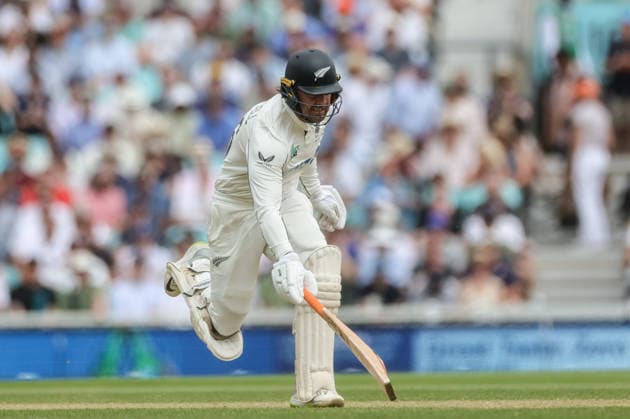 2nd Rothesay Test Match Day 4 England v New Zealand Tom Blundell of New Zealand reaches for the crease as he makes one run during the 2nd Rothesay Test Match Day 4 match England vs New Zealand at The Kia Oval, London, United Kingdom on 20 June 2026 (Photo by Mark Cosgrove News Images) London The Kia Oval London United Kingdom Copyright: xMarkxCosgrove NewsxImagesx