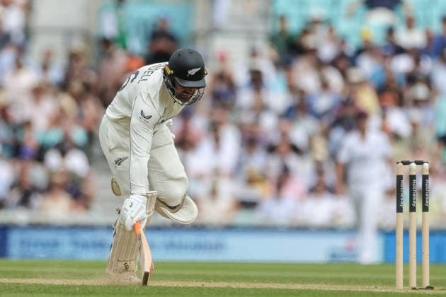 2nd Rothesay Test Match Day 4 England v New Zealand Tom Blundell of New Zealand reaches for the crease as he makes one run during the 2nd Rothesay Test Match Day 4 match England vs New Zealand at The Kia Oval, London, United Kingdom on 20 June 2026 (Photo by Mark Cosgrove News Images) London The Kia Oval London United Kingdom Copyright: xMarkxCosgrove NewsxImagesx