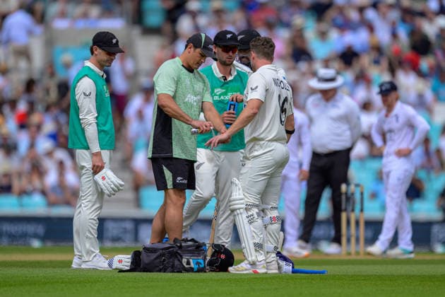 LONDON, ENGLAND JUNE 20 - Henry Nicholls of New Zealand getting treatment during Day Four of the 2nd Rothesay Test Match game between England and New Zealand at Kia Oval on June 20, 2026 in London , England . (Photo by Keeran Marquis Sports Press Photo)  Copyright: xKeeranxMarquis SPPx Sportspressphoto_SPR171354