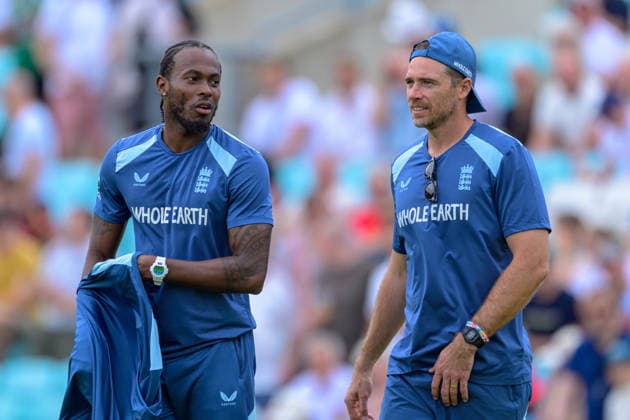 LONDON, ENGLAND JUNE 20 - Jofra Archer of England and Bowling coach of England Tim Southee during pre game warm up before Day Four of the 2nd Rothesay Test Match game between England and New Zealand at Kia Oval on June 20, 2026 in London , England . (Photo by Keeran Marquis Sports Press Photo)  Copyright: xKeeranxMarquis SPPx Sportspressphoto_SPR171356
