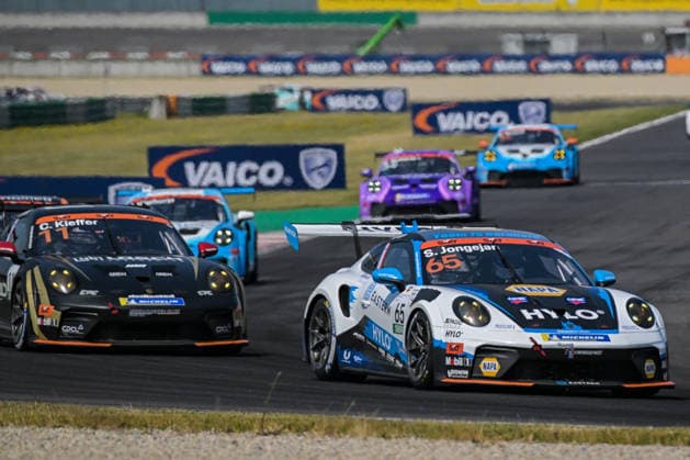 Porsche Sixt Carrera Cup Deutschland, Dekra Lausitzring 2026 20.06.2026 ab 9.00 Uhr Schipkau OT Klettwitz, Dekra Lausitzring Im Foto: 65 Sam Jongejan (NL) Team75 Bernhard, 11 Chester Kieffer (L) Schumacher CLRT Porsche Sixt Carrera Cup Deutschland, Dekra Lausitzring 2026 Schipkau OT Klettwitz Brandenburg Deutschland *** Porsche Sixt Carrera Cup Germany, Dekra Lausitzring 2026, June 20, 2026, starting at 9 Copyright: xEHLxMedia MichelxKöhlerx 20262006-Porsche Carrera Cup 1 Rennen- Dekra-Lausitzring_020
