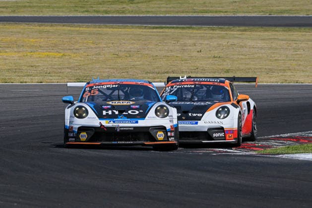 Porsche Sixt Carrera Cup Deutschland, Dekra Lausitzring 2026 20.06.2026 ab 9.00 Uhr Schipkau OT Klettwitz, Dekra Lausitzring Im Foto: 65 Sam Jongejan (NL) Team75 Bernhard, 27 Matheus Ferreira (BR) Team GP Elite Porsche Sixt Carrera Cup Deutschland, Dekra Lausitzring 2026 Schipkau OT Klettwitz Brandenburg Deutschland *** Porsche Sixt Carrera Cup Germany, Dekra Lausitzring 2026, June 20, 2026, starting at 9 Copyright: xEHLxMedia MichelxKöhlerx 20262006-Porsche Carrera Cup 1 Rennen- Dekra-Lausitzring_026