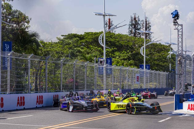 2026 FORMULA E SANYA ePRIX 27 DENNIS Jake (gbr), Andretti Formula E, Porsche 99X Electric, 94 WEHRLEIN Pascal (ger), Porsche Formula E Team, Porsche 99X Electric, action during the 2026 Sanya ePrix, 11th round of the 2025-26 ABB FIA Formula E World Championship, WM, Weltmeisterschaft on the Sanya Street Circuit from June 18 to 20, 2026 in Sanya, China - SanyaChina  Copyright: xCLEMENTxLUCKx