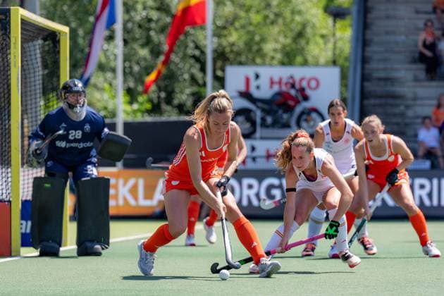 ROTTERDAM, 20-06-2026, HC Rotterdam, FIH Hockey Pro League Women, Netherlands - Spain , Season 2025-2026. Picture shows Netherlands player Freeke Moes and Spain player Mireia Herrero Netherands - Spain (1st Match)  x204496626x Copyright: