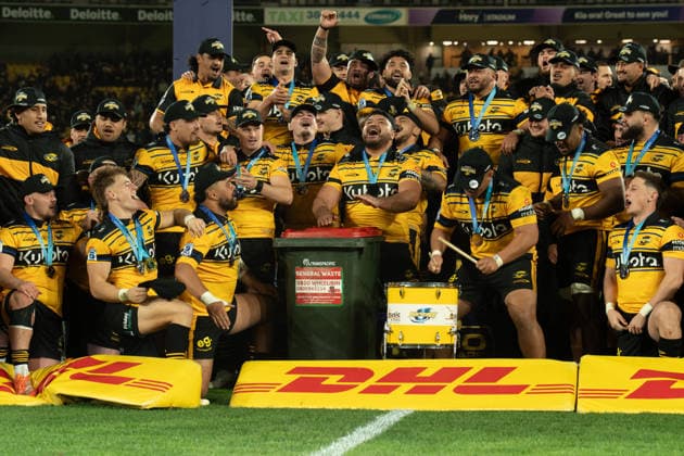 Hurricanes give an improptu musical perforrmance celebrating their win. Wellington Hurricanes v Waikato Chiefs. Super Rugby Pacific. Final. Hnry Stadium. Wellington. New Zealand. Wellington Hurricanes 60 Waikato Chiefs 5 (HT 29-0). Photo by Joe Serci (SPP) in NZ.  Copyright: xJoexSercix xSPPx Sportspressphoto_SPR171405