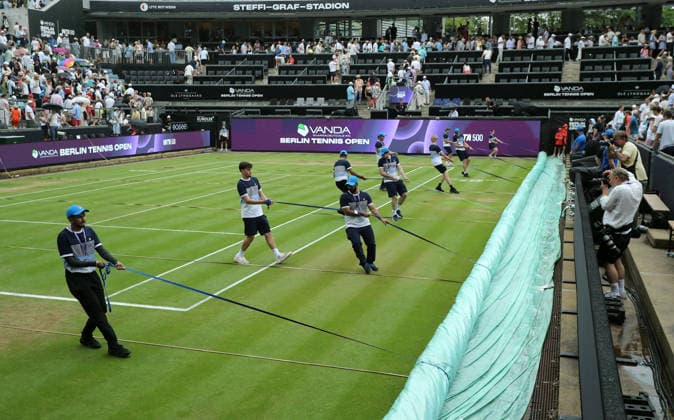 Regenpause zwischen Aryna Sabalenka (BLR) vs Jessica Pegula (USA), eine Plane wird über den Platz gezogen Abdeckung VANDA Pharmaceuticals Berlin Tennis Open Damen 20.06.2026 *** Rain delay during the match between Aryna Sabalenka (BLR) and Jessica Pegula (USA); a tarp is being pulled over the court. Coverage