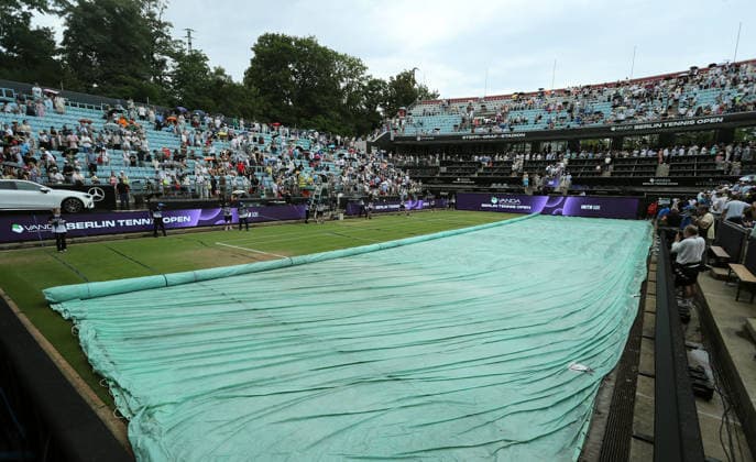 Regenpause zwischen Aryna Sabalenka (BLR) vs Jessica Pegula (USA), eine Plane wird über den Platz gezogen Abdeckung VANDA Pharmaceuticals Berlin Tennis Open Damen 20.06.2026 *** Rain delay during the match between Aryna Sabalenka (BLR) and Jessica Pegula (USA); a tarp is being pulled over the court. Coverage