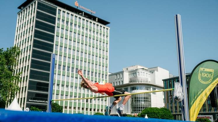 Tag der Überflieger auf dem Kennedyplatz. Am 20.06.2026 in Essen ** NUR FÜR REDAKTIONELLE ZWECKE ** EDITORIAL USE ONLY **<p>Tag der Überflieger auf dem Kennedyplatz. Am 20.06.2026 in Essen Copyright: ChristophxJendral *** High-Fliers Day at Kennedyplatz On June 20, 2026, in Essen FOR EDITORIAL USE ONLY EDITORIAL USE ONLY p Day of the High-Fliers at Kennedyplatz On June 20, 2026, in Essen Copyright ChristophxJendral,detected_source_language Copyright: ChristophxJendral doc86dcg8sz395j05oij30 ,EDITORIAL USE ONLY