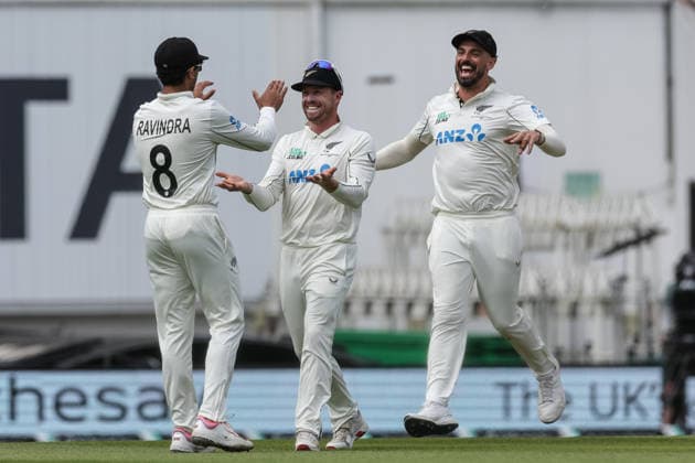 2nd Rothesay Test Match Day 4 England v New Zealand Rachin Ravindra of New Zealand celebrates catching out Emilio Gay of England with teammates during the 2nd Rothesay Test Match Day 4 match England vs New Zealand at The Kia Oval, London, United Kingdom on 20 June 2026 (Photo by Mark Cosgrove News Images) London The Kia Oval London United Kingdom Copyright: xMarkxCosgrove NewsxImagesx