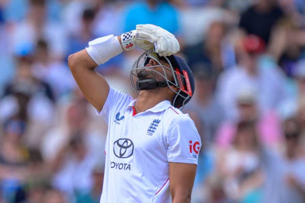 LONDON, ENGLAND JUNE 20 - Emilio Gay of England looks dejected after getting out caught Rachin Ravindra of New Zealand during Day Four of the 2nd Rothesay Test Match game between England and New Zealand at Kia Oval on June 20, 2026 in London , England . (Photo by Keeran Marquis Sports Press Photo)  Copyright: xKeeranxMarquis SPPx Sportspressphoto_SPR171493