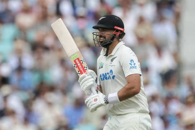 England v New Zealand - 2nd Rothesay Test Match: Day Four Daryl Mitchell of New Zealand celebrates a half-century during the 2nd Rothesay Test Match Day 4 between England and New Zealand at The Kia Oval in London, United Kingdom, on June 20, 2026. London London United Kingdom  Copyright: xNewsxImagesx originalFilename:cosgrove-2ndrothe260620_npYtW.jpg
