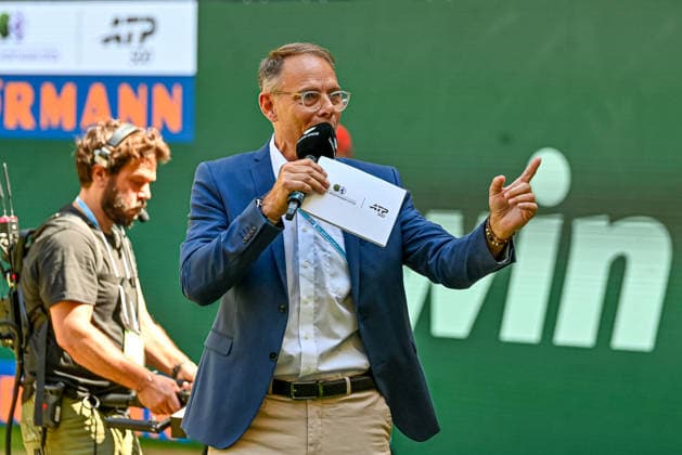 Stadionsprecher Bjoern Sassenroth TERRA WORTMANN Open 2026, Tennis, ATP, Tennis Herren Tennis Herren 500, Turnier, Hauptfeld, Halbfinale, 20.06.2026, TERRA WORTMANN Open 2026, Tennis, ATP, Tennis Herren 500, Turnier, Hauptfeld, Halbfinale, 20.06.2026 Halle *** Stadium Announcer Bjoern Sassenroth TERRA WORTMANN Open 2026, Tennis, ATP, Mens 500, Tournament, Main Draw, Semifinals, June 20, 2026, TERRA WORTMANN Open 2026, Tennis, ATP, Men’s 500, Tournament, Main Draw, Semifinals, June 20, 2026, Halle,detected_source_language Copyright: xEibner-Pressefoto RobertxGertzenx EP_RGN