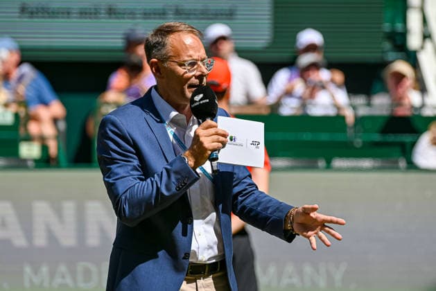 Stadionsprecher Bjoern Sassenroth TERRA WORTMANN Open 2026, Tennis, ATP, Tennis Herren Tennis Herren 500, Turnier, Hauptfeld, Halbfinale, 20.06.2026, TERRA WORTMANN Open 2026, Tennis, ATP, Tennis Herren 500, Turnier, Hauptfeld, Halbfinale, 20.06.2026 Halle *** Stadium Announcer Bjoern Sassenroth TERRA WORTMANN Open 2026, Tennis, ATP, Mens 500, Tournament, Main Draw, Semifinals, June 20, 2026, TERRA WORTMANN Open 2026, Tennis, ATP, Men’s 500, Tournament, Main Draw, Semifinals, June 20, 2026, Halle,detected_source_language Copyright: xEibner-Pressefoto RobertxGertzenx EP_RGN