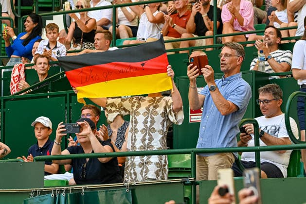 Fans von Alexander Zverev (GER) TERRA WORTMANN Open 2026, Tennis, ATP, Tennis Herren Tennis Herren 500, Turnier, Hauptfeld, Halbfinale, 20.06.2026, TERRA WORTMANN Open 2026, Tennis, ATP, Tennis Herren 500, Turnier, Hauptfeld, Halbfinale, 20.06.2026 Halle *** Fans of Alexander Zverev GER TERRA WORTMANN Open 2026, Tennis, ATP, Mens 500, Tournament, Main Draw, Semifinals, June 20, 2026, TERRA WORTMANN Open 2026, Tennis, ATP, Men’s 500, Tournament, Main Draw, Semifinals, June 20, 2026, Halle,detected_source_language Copyright: xEibner-Pressefoto RobertxGertzenx EP_RGN