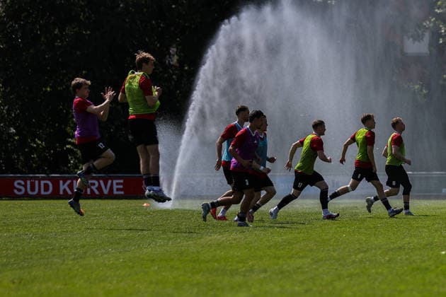 2026.06.20, xkwix, Fußball, Testspiel, SC Spelle-Venhaus - FC Gütersloh, Arena am Stuckenberg, Saison 2026 2027: Spieler aus Spelle-Venhaus machen sich im Wassersstrahl warm DFB regulations prohibit any use of photographs as image sequences and or quasi-video. Photo: xKamilxWilkowskixPressefotoKochx Niedersachsen Deutschland *** June 20, 2026, xkwix, soccer, exhibition match, SC Spelle Venhaus vs. FC Gütersloh, Arena am Stuckenberg, 2026–2027 season