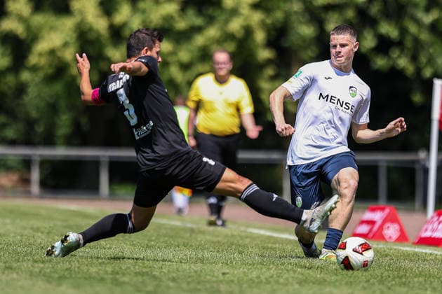 2026.06.20, xkwix, Fußball, Testspiel, SC Spelle-Venhaus - FC Gütersloh, Arena am Stuckenberg, Saison 2026 2027: Justin Lukas (FC Gütersloh 21) im Zweikampf gegen Janik Jesgarzewski (SC Spelle-Venhaus 3) DFB regulations prohibit any use of photographs as image sequences and or quasi-video. Photo: xKamilxWilkowskixPressefotoKochx Niedersachsen Deutschland *** June 20, 2026, xkwix, soccer, friendly match, SC Spelle Venhaus vs. FC Gütersloh, Arena am Stuckenberg, 2026–2027 season