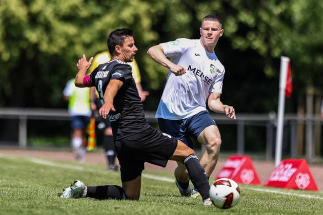 2026.06.20, xkwix, Fußball, Testspiel, SC Spelle-Venhaus - FC Gütersloh, Arena am Stuckenberg, Saison 2026 2027: Justin Lukas (FC Gütersloh 21) im Zweikampf gegen Janik Jesgarzewski (SC Spelle-Venhaus 3) DFB regulations prohibit any use of photographs as image sequences and or quasi-video. Photo: xKamilxWilkowskixPressefotoKochx Niedersachsen Deutschland *** June 20, 2026, xkwix, soccer, friendly match, SC Spelle Venhaus vs. FC Gütersloh, Arena am Stuckenberg, 2026–2027 season