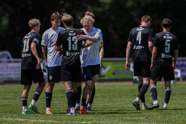 2026.06.20, xkwix, Fußball, Testspiel, SC Spelle-Venhaus - FC Gütersloh, Arena am Stuckenberg, Saison 2026 2027: Spieler umarmen sich nach Spielabpfiff unter anderem Niklas Frese (FC Gütersloh 35) und Tjark Höpfner (SC Spelle-Venhaus 13) DFB regulations prohibit any use of photographs as image sequences and or quasi-video. Photo: xKamilxWilkowskixPressefotoKochx Niedersachsen Deutschland *** June 20, 2026, xkwix, soccer, exhibition match, SC Spelle Venhaus vs. FC Gütersloh, Arena am Stuckenberg, 2026–2027 season