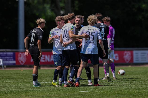 2026.06.20, xkwix, Fußball, Testspiel, SC Spelle-Venhaus - FC Gütersloh, Arena am Stuckenberg, Saison 2026 2027: Spieler umarmen sich nach Spielabpfiff DFB regulations prohibit any use of photographs as image sequences and or quasi-video. Photo: xKamilxWilkowskixPressefotoKochx Niedersachsen Deutschland *** June 20, 2026, xkwix, soccer, friendly match, SC Spelle Venhaus vs. FC Gütersloh, Arena am Stuckenberg, 2026–2027 season; players hug each other after the final whistle. DFB regulations prohibit any use of photographs as image sequences and or quasi-video. Photo