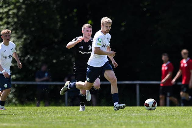 2026.06.20, xkwix, Fußball, Testspiel, SC Spelle-Venhaus - FC Gütersloh, Arena am Stuckenberg, Saison 2026 2027: Daniel Benke (SC Spelle-Venhaus 17) im Zweikampf gegen Len Wilkesmann (FC Gütersloh 15) DFB regulations prohibit any use of photographs as image sequences and or quasi-video. Photo: xKamilxWilkowskixPressefotoKochx Niedersachsen Deutschland *** June 20, 2026, xkwix, soccer, friendly match, SC Spelle Venhaus vs. FC Gütersloh, Arena am Stuckenberg, 2026–2027 season