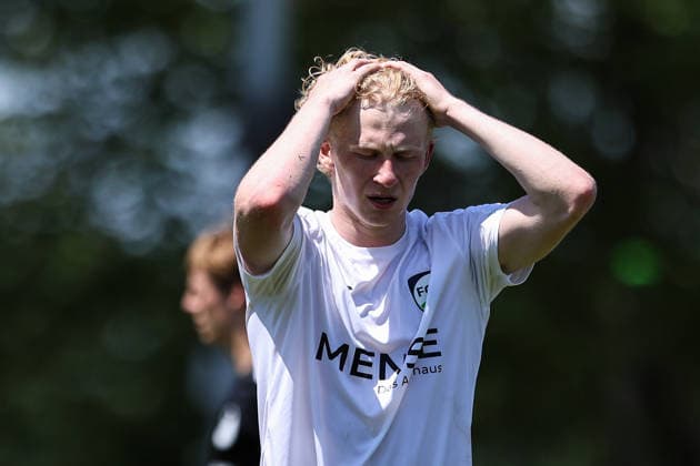 2026.06.20, xkwix, Fußball, Testspiel, SC Spelle-Venhaus - FC Gütersloh, Arena am Stuckenberg, Saison 2026 2027: Ein frustrierter Niklas Frese (FC Gütersloh 35) DFB regulations prohibit any use of photographs as image sequences and or quasi-video. Photo: xKamilxWilkowskixPressefotoKochx Niedersachsen Deutschland *** June 20, 2026, xkwix, soccer, exhibition match, SC Spelle Venhaus vs. FC Gütersloh, Arena am Stuckenberg, 2026–2027 season. A frustrated Niklas Frese. FC Gütersloh 35. DFB regulations prohibit any use of photographs as image sequences and or quasi-video. Photo