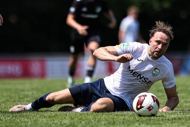 2026.06.20, xkwix, Fußball, Testspiel, SC Spelle-Venhaus - FC Gütersloh, Arena am Stuckenberg, Saison 2026 2027: Julius Langfeld (FC Gütersloh 10) bei Graetsche am Boden DFB regulations prohibit any use of photographs as image sequences and or quasi-video. Photo: xKamilxWilkowskixPressefotoKochx Niedersachsen Deutschland *** June 20, 2026, xkwix, soccer, friendly match, SC Spelle Venhaus vs. FC Gütersloh, Arena am Stuckenberg, 2026–2027 season