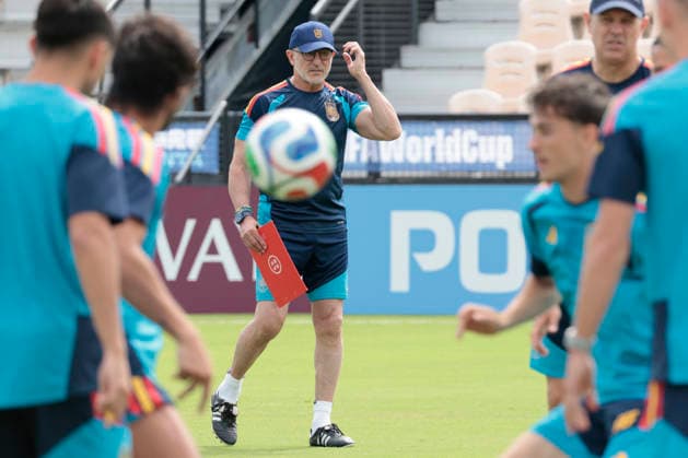 Spain s head coach Luis de la Fuente (C) leads a training session in Atlanta, Spain, 20 June 2026. Spain will face Saudi Arabia in their 2026 FIFA World Cup, WM, Weltmeisterschaft, Fussball group H soccer on 21 June. Spain s training session !ACHTUNG: NUR REDAKTIONELLE NUTZUNG!  Copyright: xLavandeiraxJrx GRAF2042 20260620-55020657150_1