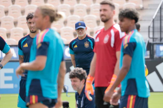 Spain s head coach Luis de la Fuente (C) leads a training session in Atlanta, Spain, 20 June 2026. Spain will face Saudi Arabia in their 2026 FIFA World Cup, WM, Weltmeisterschaft, Fussball group H soccer on 21 June. Spain s training session !ACHTUNG: NUR REDAKTIONELLE NUTZUNG!  Copyright: xLavandeiraxJrx GRAF2040 20260620-55020657153_1