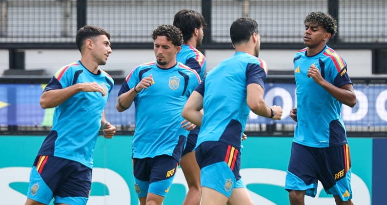 FIFA World Cup, WM, Weltmeisterschaft, Fussball 2026 - Spain training session Spain national soccer player Lamine Yamal (R) attends a training session with the team in Kennesaw, Georgia, USA, 20 June 2026. Spain will face Saudi Arabia on 21 June in a FIFA World Cup 2026 group H match. KENNESAW United States  Copyright: xRONALDxWITTEKx