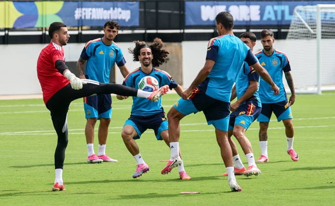 FIFA World Cup, WM, Weltmeisterschaft, Fussball 2026 - Spain training session Spain player Marc Cucurella (C) attends a training session in Kennesaw, Georgia, USA, 20 June 2026. Spain will face Saudi Arabia on 21 June in a FIFA World Cup 2026 group H match. KENNESAW United States  Copyright: xRONALDxWITTEKx