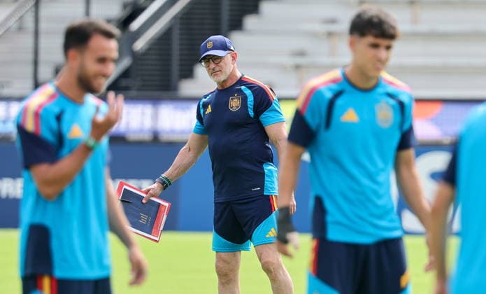 FIFA World Cup, WM, Weltmeisterschaft, Fussball 2026 - Spain training session Spain national soccer head coach Luis de la Fuente attends a training session with the team in Kennesaw, Georgia, USA, 20 June 2026. Spain will face Saudi Arabia on 21 June in a FIFA World Cup 2026 group H match. KENNESAW United States  Copyright: xRONALDxWITTEKx