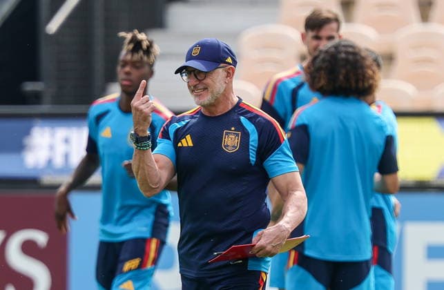 FIFA World Cup, WM, Weltmeisterschaft, Fussball 2026 - Spain training session Spain national soccer head coach Luis de la Fuente attends a training session with the team in Kennesaw, Georgia, USA, 20 June 2026. Spain will face Saudi Arabia on 21 June in a FIFA World Cup 2026 group H match. KENNESAW United States  Copyright: xRONALDxWITTEKx