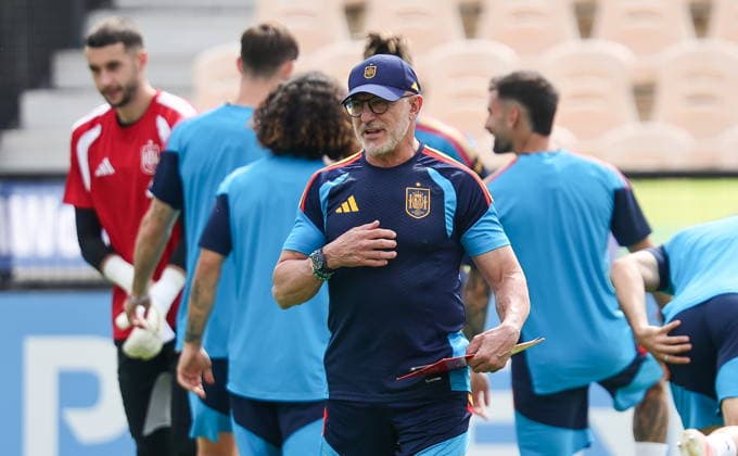 FIFA World Cup, WM, Weltmeisterschaft, Fussball 2026 - Spain training session Spain national soccer head coach Luis de la Fuente attends a training session with the team in Kennesaw, Georgia, USA, 20 June 2026. Spain will face Saudi Arabia on 21 June in a FIFA World Cup 2026 group H match. KENNESAW United States  Copyright: xRONALDxWITTEKx