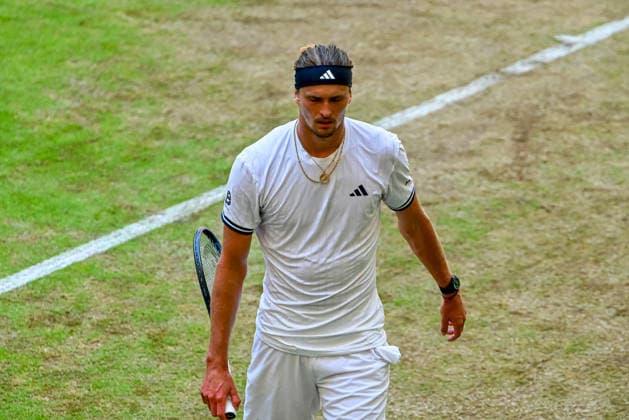 Alexander Zverev (GER) auf dem Weg in die medizinische BehandlungTERRA WORTMANN Open 2026, Tennis, ATP, Tennis Herren Tennis Herren 500, Turnier, Hauptfeld, Halbfinale, 20.06.2026, TERRA WORTMANN Open 2026, Tennis, ATP, Tennis Herren 500, Turnier, Hauptfeld, Halbfinale, 20.06.2026 Halle *** Alexander Zverev (GER) on his way to receive medical treatment TERRA WORTMANN Open 2026, Tennis, ATP, Mens 500, Tournament, Main Draw, Semifinals, June 20, 2026, TERRA WORTMANN Open 2026, Tennis, ATP, Men’s 500, Tournament, Main Draw, Semifinals, June 20, 2026, Halle,detected_source_language Copyright: xEibner-Pressefoto RobertxGertzenx EP_RGN