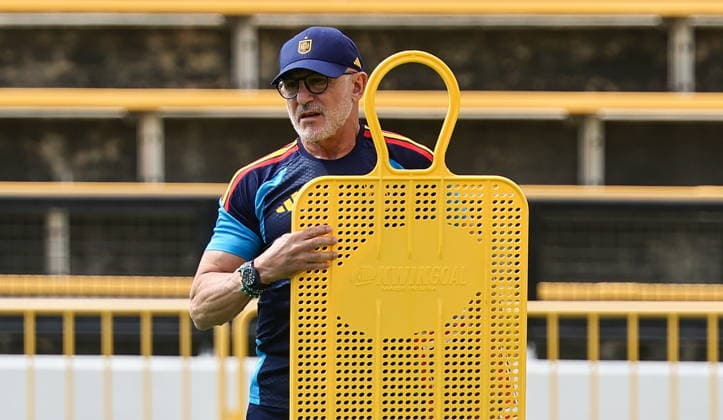 FIFA World Cup, WM, Weltmeisterschaft, Fussball 2026 - Spain training session Spain national soccer head coach Luis de la Fuente attends a training session with the team in Kennesaw, Georgia, USA, 20 June 2026. Spain will face Saudi Arabia on 21 June in a FIFA World Cup 2026 group H match. KENNESAW United States  Copyright: xRONALDxWITTEKx