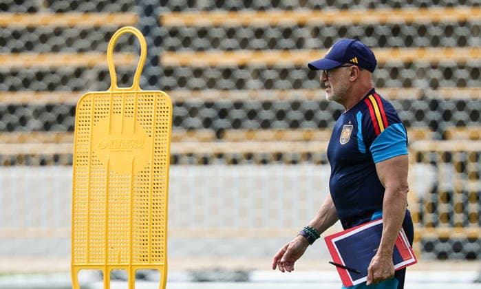 FIFA World Cup, WM, Weltmeisterschaft, Fussball 2026 - Spain training session Spain national soccer head coach Luis de la Fuente attends a training session with the team in Kennesaw, Georgia, USA, 20 June 2026. Spain will face Saudi Arabia on 21 June in a FIFA World Cup 2026 group H match. KENNESAW United States  Copyright: xRONALDxWITTEKx